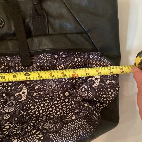 Lululemon Rare Lace Gym Bag - Picture 3 of 14